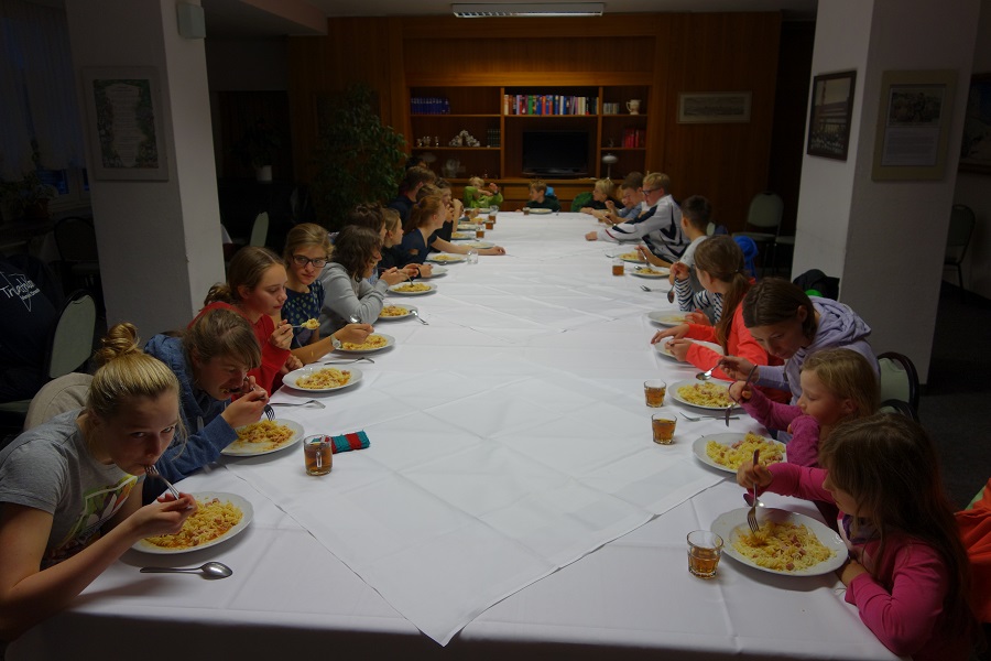 Athleten beim Auffüllen der Energiespeicher