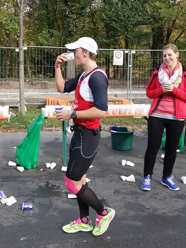 Auch trinken will gelernt sein - Susi demonstriert Routine und Sicherheit...