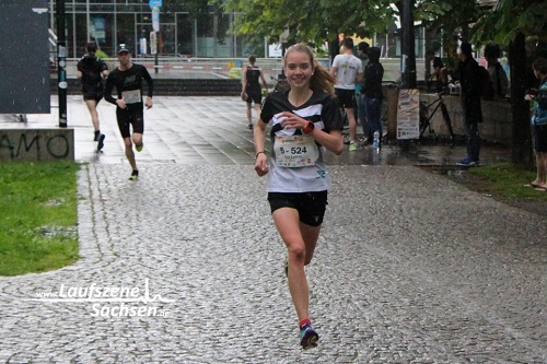 Smiling Eva is flying in the rain ...